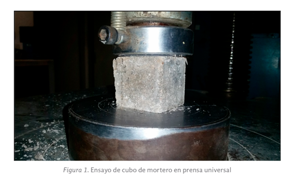 Figura 1. Ensayo de cubo de mortero en prensa universal